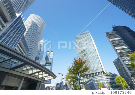 名古屋駅前のビル街 109175246