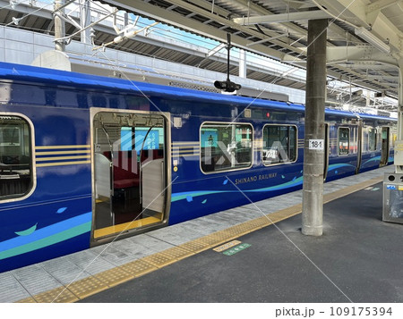 しなの鉄道の軽井沢駅の風景 109175394