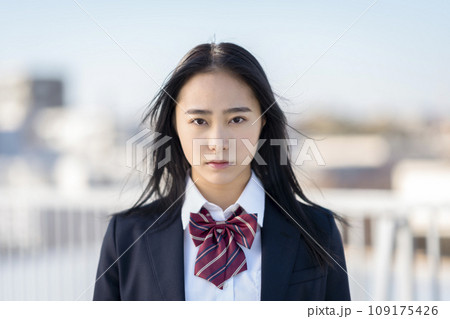 カメラ目線の女子高校生　　ポートレート 109175426