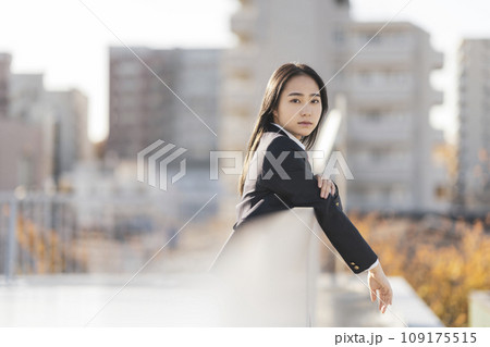 カメラ目線の女子高校生　 109175515