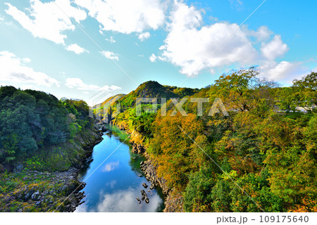 《岐阜県》加茂郡八百津町 秋の兼山橋からの風景 《岐阜県》加茂郡八百津町 秋の兼山橋からの風景 109175640