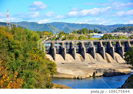 《岐阜県》加茂郡八百津町 秋の兼山ダム 《岐阜県》加茂郡八百津町 秋の兼山ダム 109175644