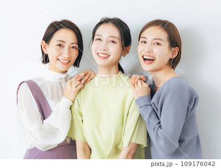 ナチュラルカラーファッションのミドル女性グループ 109176042