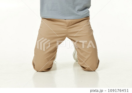 casual man standing on his knees on white studio background 109176451