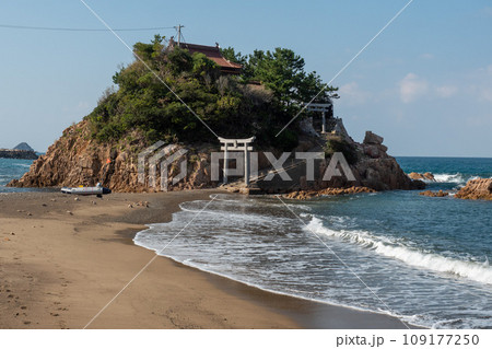 秋の衣毘須神社と小浜海岸 秋の衣毘須神社と小浜海岸 109177250