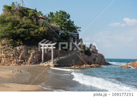 秋の衣毘須神社と小浜海岸 109177251