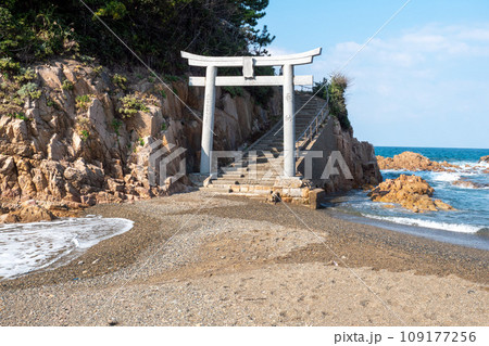 秋の衣毘須神社と小浜海岸 秋の衣毘須神社と小浜海岸 109177256
