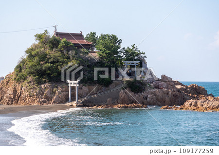 秋の衣毘須神社と小浜海岸 109177259