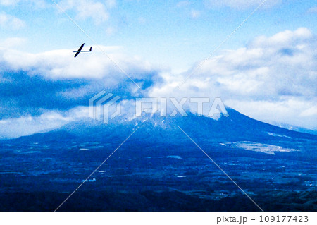 岩手山が見える天峰山からグライダーが飛び立つ 109177423
