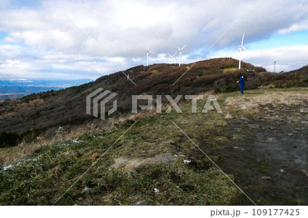 天峰山に建つ風力発電の風車の近くから手作りグライダーを操縦する人 109177425