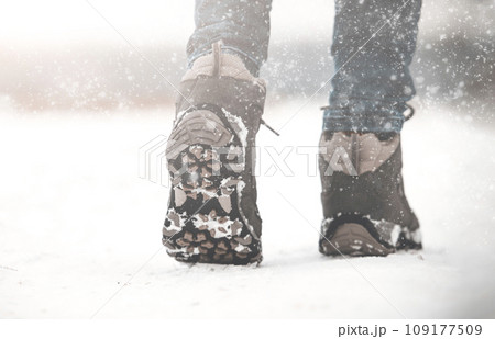 girl in winter 109177509