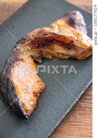 美味しい銀鮭かまの西京焼き 美味しい銀鮭かまの西京焼き 109177924