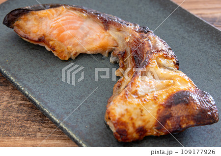 美味しい銀鮭かまの西京焼き 美味しい銀鮭かまの西京焼き 109177926
