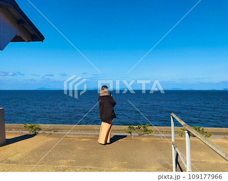 下灘駅から海原を見つめて 109177966