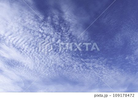 Beauty white cloud on blue sky in summer time 109178472