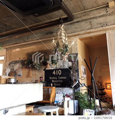 カフェの雰囲気に身を委ねて 109178650