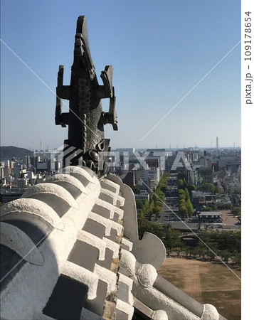 姫路城のシャチホコの背に写る姫路の街並み 109178654