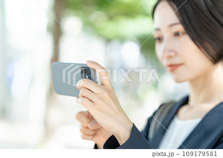 スマホで写真を撮る女性 109179581