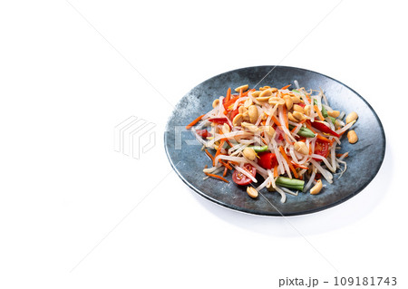 Green Papaya Salad, som tam thai isolated on white background 109181743