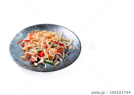 Green Papaya Salad, som tam thai isolated on white background 109181744