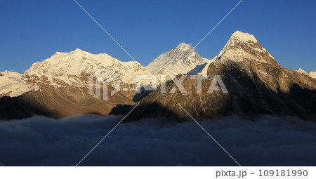 Mount Everest and sea of fog on a autumn day, Nepal. 109181990