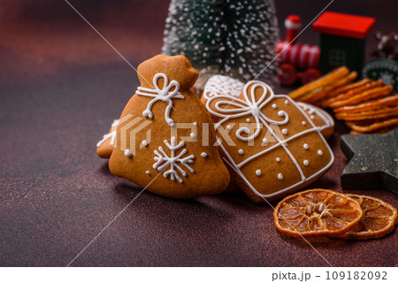 Beautiful delicious sweet winter Christmas gingerbread cookies on a bronze textured background 109182092