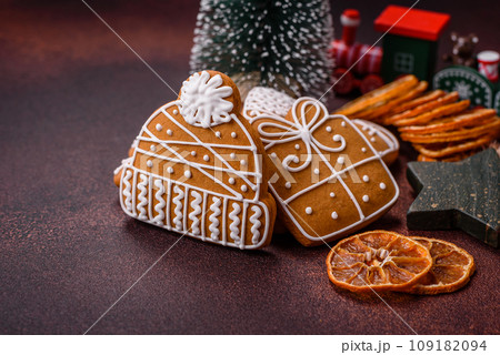 Beautiful delicious sweet winter Christmas gingerbread cookies on a bronze textured background 109182094