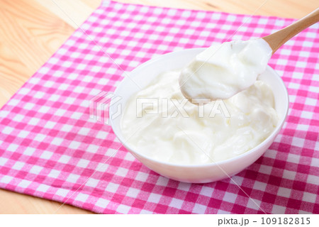 ランチョンマット上の白い皿に入ったヨーグルト　朝食　健康食品 109182815