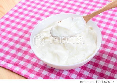 ランチョンマット上の白い皿に入ったヨーグルト　朝食　健康食品 109182817