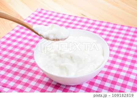 ランチョンマット上の白い皿に入ったヨーグルト　朝食　健康食品 109182819