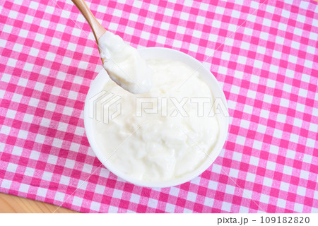 ランチョンマット上の白い皿に入ったヨーグルト　朝食　健康食品 109182820