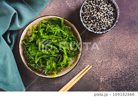 Traditional fresh seaweed and sesame salad on a plate on the table top view 109182866