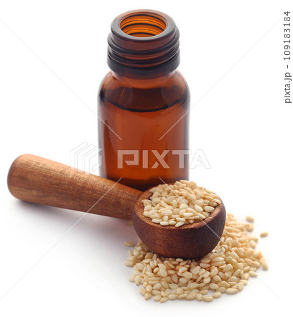 Peeled sesame seeds with oil 109183184