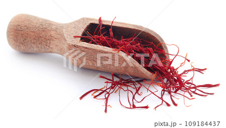 Saffron in a wooden scoop 109184437