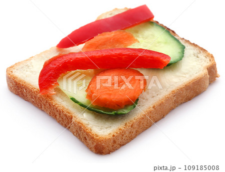 Bread slice with capsicum and other vegetables 109185008