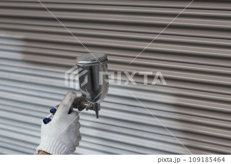 シャッターの吹き付け塗装工事 109185464