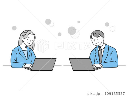 PCで仕事するスーツの男女 109185527
