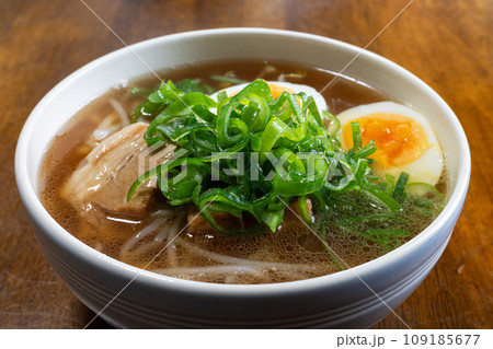 とても美味しくて多彩な日本のラーメン 109185677