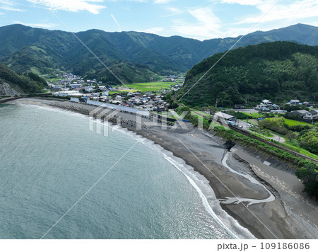 高知県須崎市　安和海岸の風景 109186086