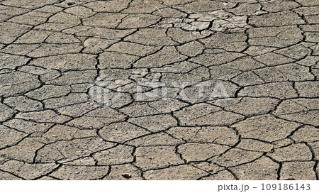 水不足　渇水　干ばつ　water shortage  water deficit 109186143