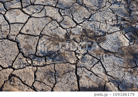 水不足　渇水　干ばつ　water shortage  water deficit 109186179