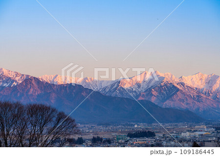【北アルプス】初冬の冠雪した北アルプスに差し込む朝日【長野県】 【北アルプス】初冬の冠雪した北アルプスに差し込む朝日【長野県】 109186445