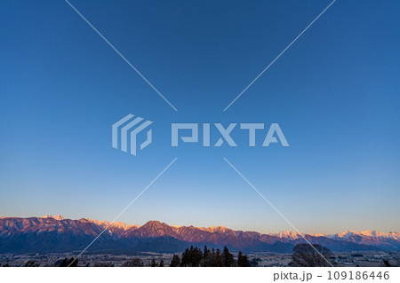 【北アルプス】初冬の冠雪した北アルプスに差し込む朝日【長野県】 【北アルプス】初冬の冠雪した北アルプスに差し込む朝日【長野県】 109186446