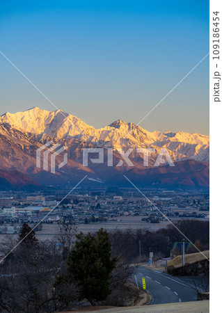 【北アルプス】初冬の冠雪した北アルプスに差し込む朝日【長野県】 【北アルプス】初冬の冠雪した北アルプスに差し込む朝日【長野県】 109186454