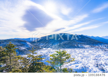 【冬素材】雪の北横岳の登山風景【長野県】 109186476
