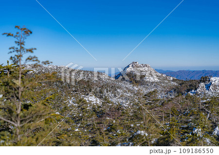 【冬素材】雪の北横岳の登山風景【長野県】 109186550