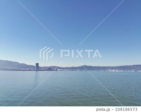 琵琶湖と大津市街　231128 109186573