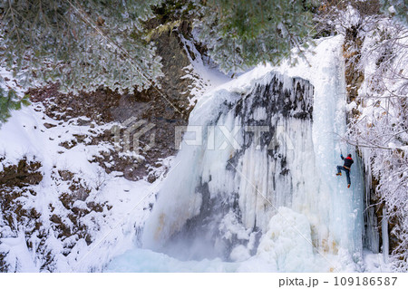 【冬素材】氷結した善五郎の滝【長野県】 【冬素材】氷結した善五郎の滝【長野県】 109186587