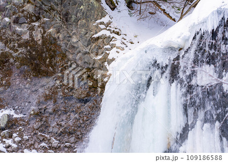 【冬素材】氷結した善五郎の滝【長野県】 【冬素材】氷結した善五郎の滝【長野県】 109186588