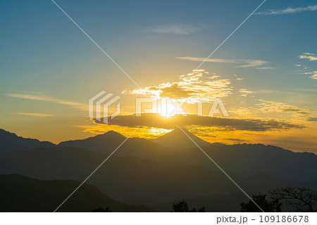【夕焼け素材】高尾山から見た日の入り・ダイヤモンド富士【東京都】 109186678